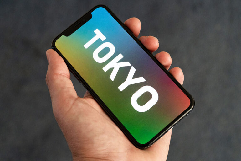 "TOKYO" op smartphone in hand