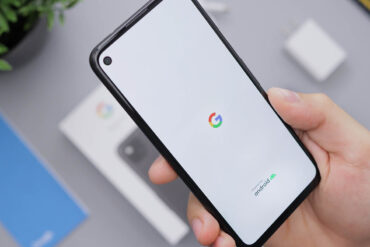 Persoon houdt nieuwe zwarte android smartphone vast in hand