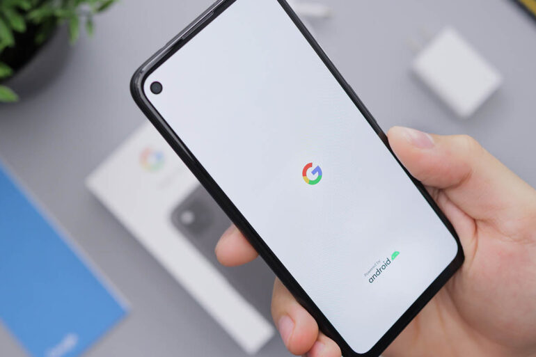 Persoon houdt nieuwe zwarte android smartphone vast in hand