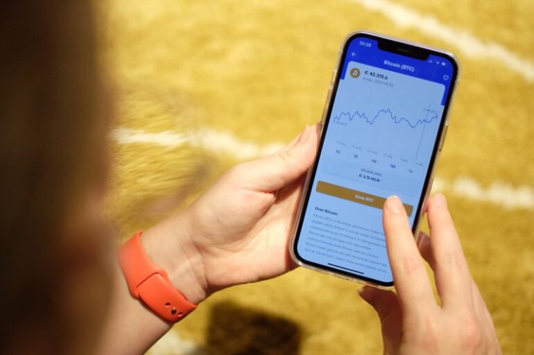 Anke met smartphone met LiteBit app