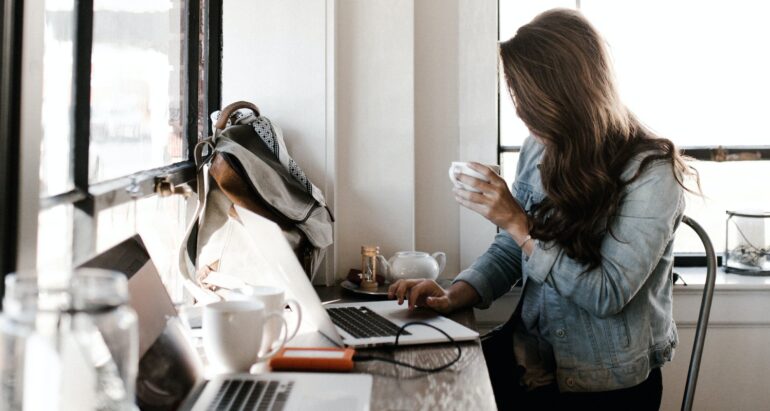 student aan het studeren met kop koffie