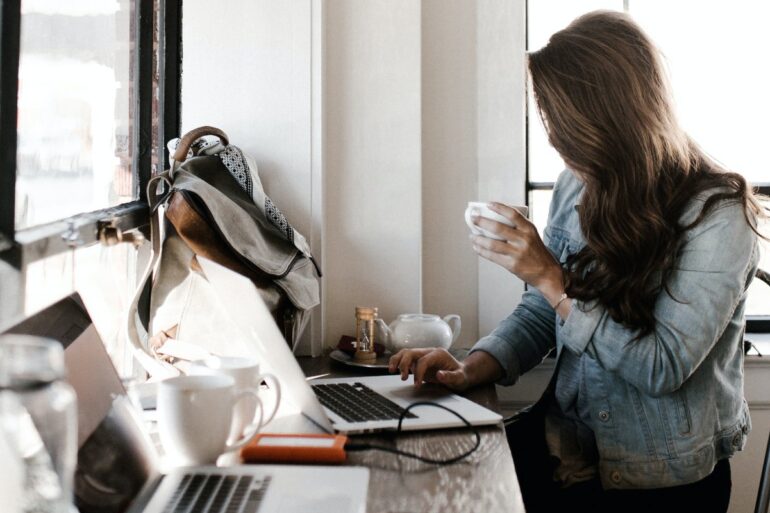 student aan het studeren met kop koffie