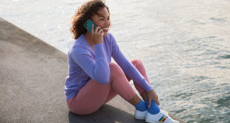 Vrouw belt met Fairphone 4