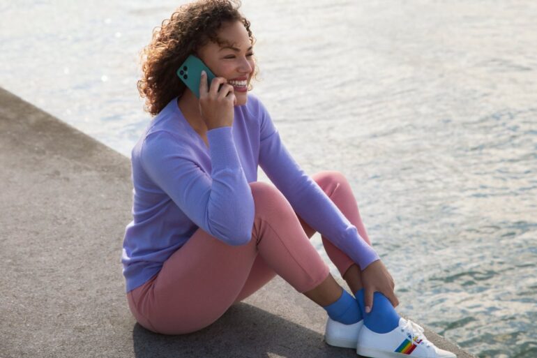 Vrouw belt met Fairphone 4