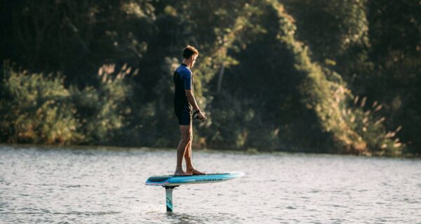 Man boven water op WaveShark Foil