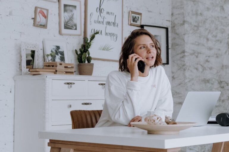 Business vrouw achter bureau