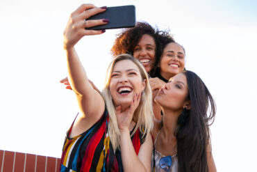 Groep meiden maakt een selfie