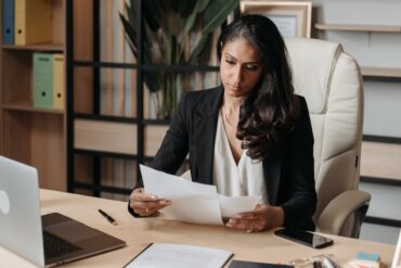Vrouw aan het werk achter bureau