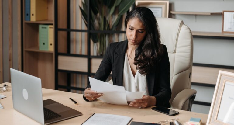 Vrouw aan het werk achter bureau