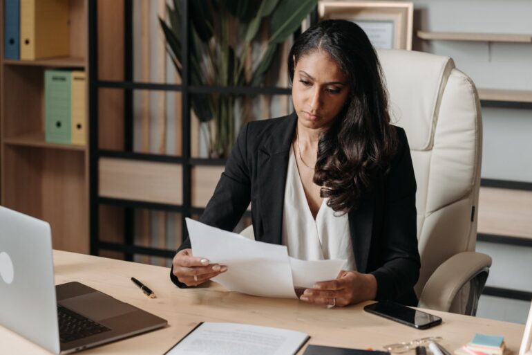 Vrouw aan het werk achter bureau