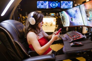 Vrouw aan het gamen op smartphone