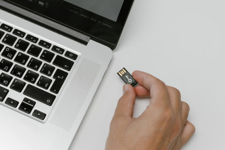 usb stick in laptop