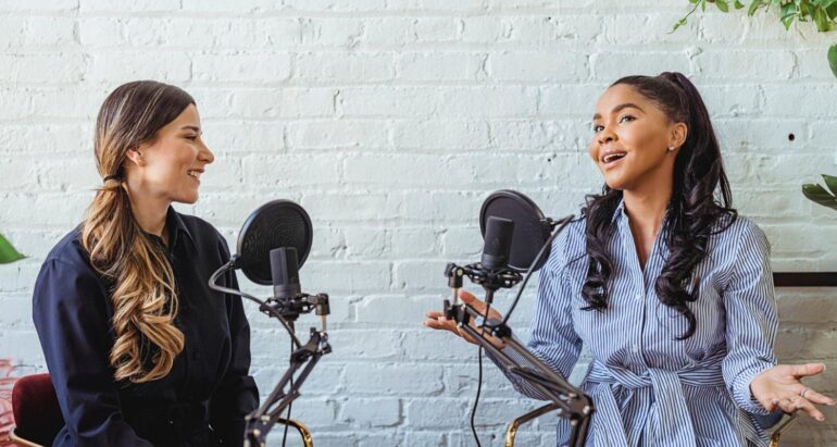 2 vrouwen die podcast maken