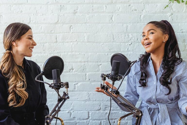 2 vrouwen die podcast maken