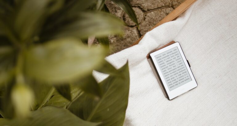 ereader op tafel bij bladeren