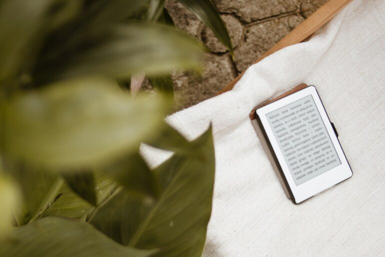 ereader op tafel bij bladeren
