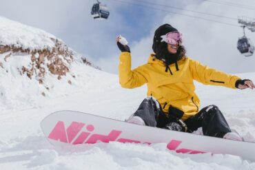 Snowboardster gooit sneeuwbal