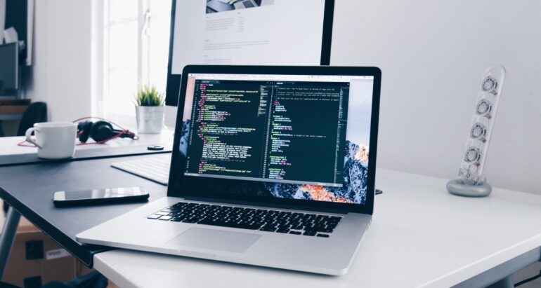 Macbook met regels van code