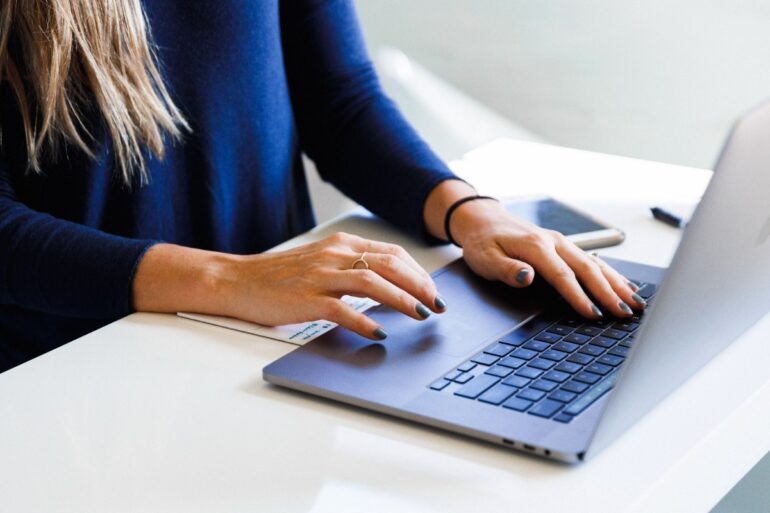 typen op een laptop toetsenbord