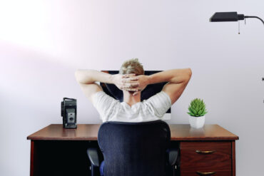 man achter bureau