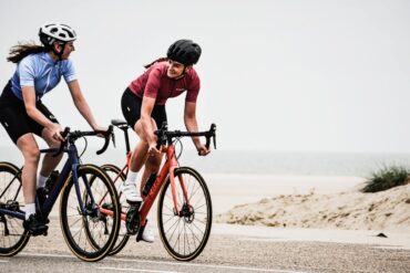 meiden op wielrenfietsen