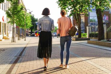 foto-van-vrouwen-die-over-straat-lopen