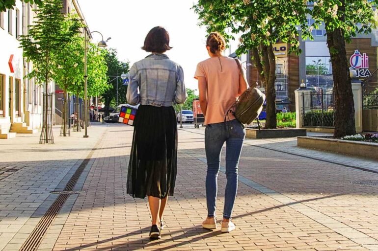 foto-van-vrouwen-die-over-straat-lopen
