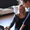 wee-vrouwen-die-op-zwarte-laptopcomputer-gebruiken