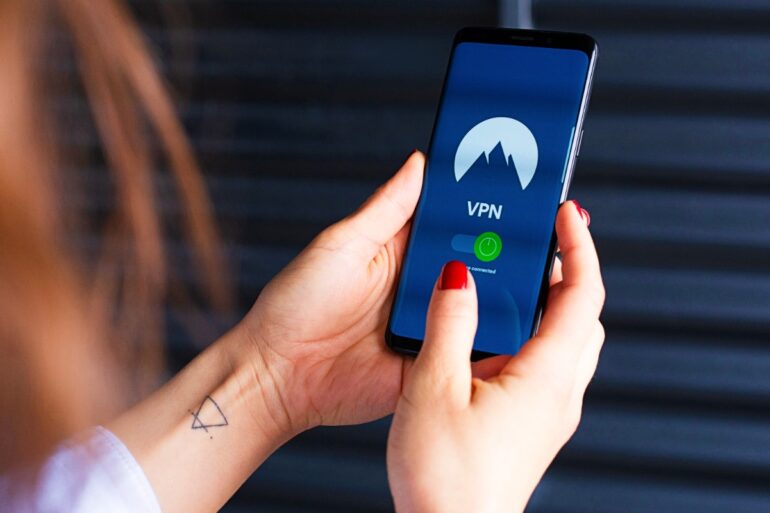 vrouw met vpn op smartphone