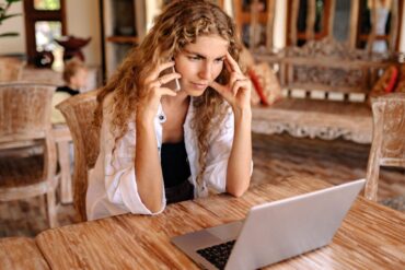 vrouw-telefoon-laptop-werken