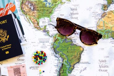 Vakantie flatlay met paspoort, wereldkaart en zonnebril