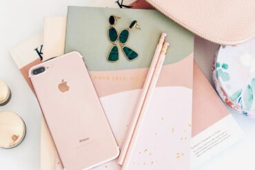 rose-gold-iphone-7-plus-naast-potloden-op-boek