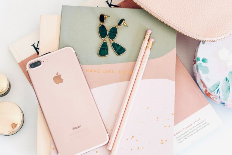 rose-gold-iphone-7-plus-naast-potloden-op-boek