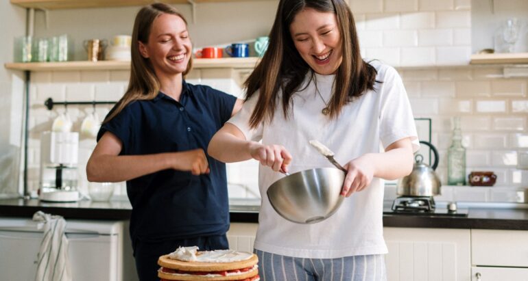 twee vrouwen aan het koken