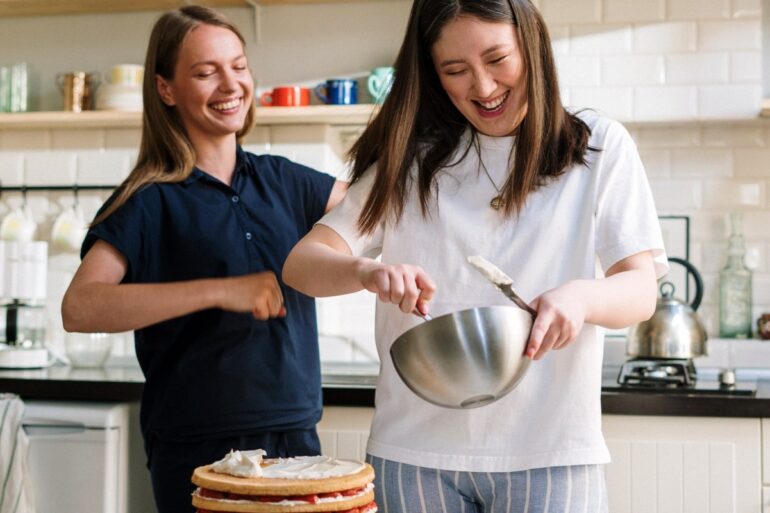 twee vrouwen aan het koken