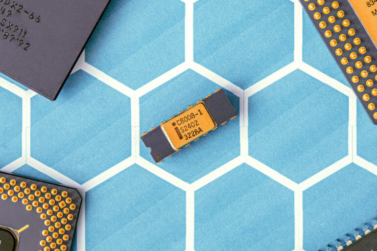 zwarte-en-gele-elektronische-chip