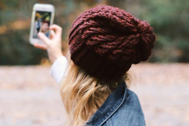 vrouw neemt een selfie
