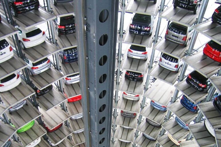 foto/voertuigen-geparkeerd-op-een-verhoogde-parkeerplaats