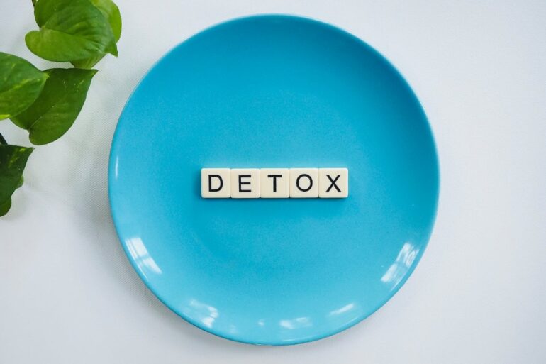detox-tekst-op-ronde-blauwe-plaat