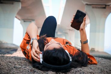 Vrouw met oortjes in luisterend naar telefoon