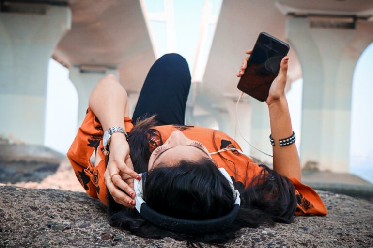 Vrouw met oortjes in luisterend naar telefoon