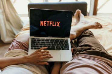 netflix op laptop in bed