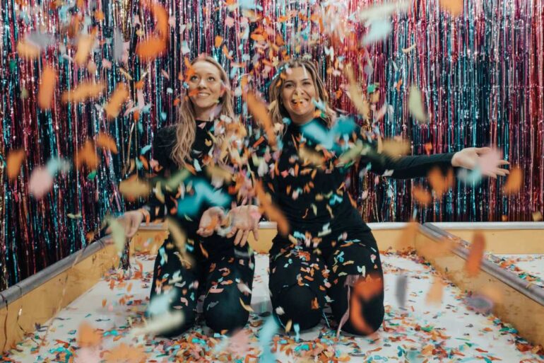 vrouwen en confetti