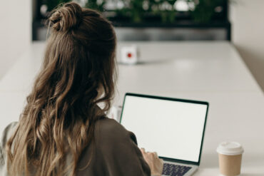 vrouw aan het typen op laptop
