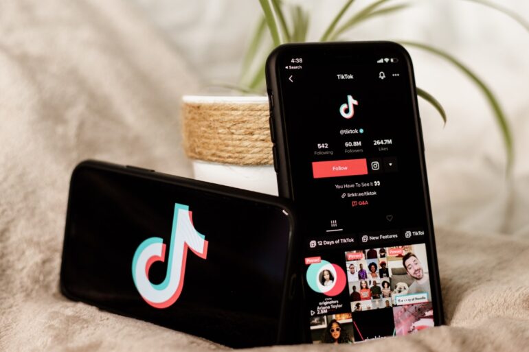 tiktok op smartphone