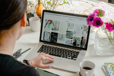 vrouw typt op laptop