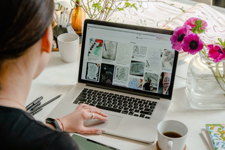 vrouw typt op laptop