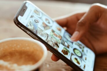selectieve-focusfotografie-van-een-persoon-die-de-i-phone-x-gebruikt