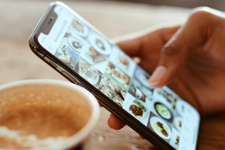 selectieve-focusfotografie-van-een-persoon-die-de-i-phone-x-gebruikt