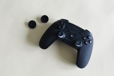 Foto van de Muta controller met 2 verwisselbare D-pads erbij